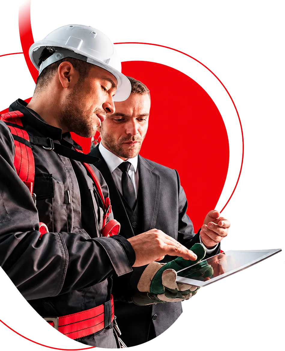 Engenheiro de segurança e técnico com cinto paraquedista analisando projeto no tablet